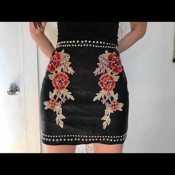 Wrinkled Leather Studded Mini Skirt - Picture 2 of 2